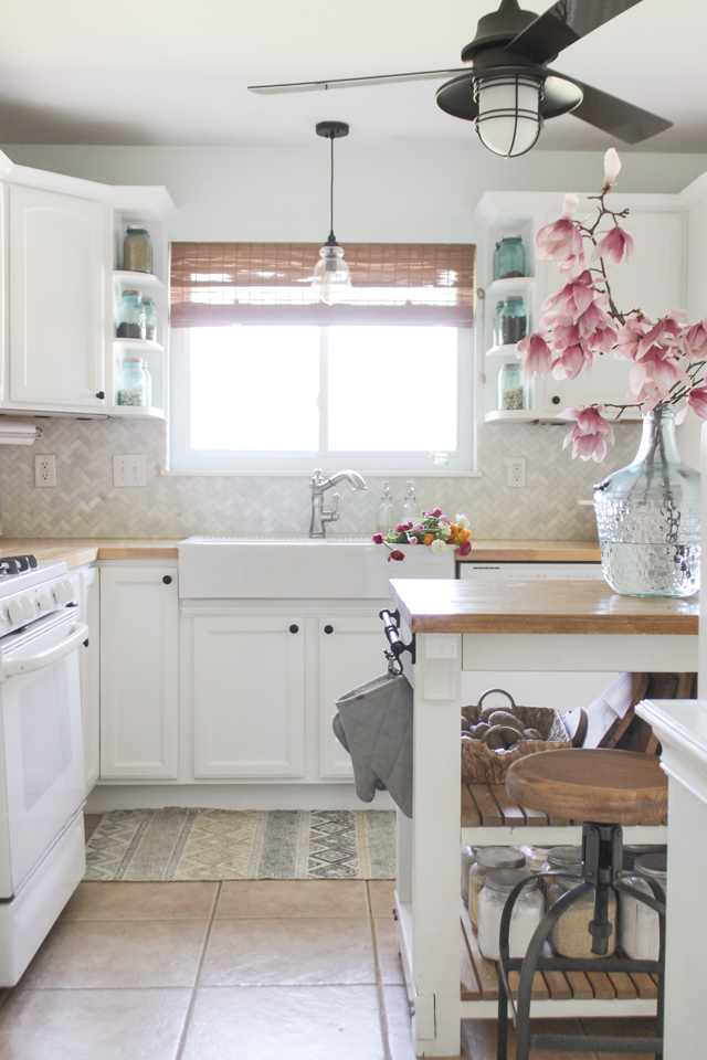 Cozy Spring Home Tour- Farmhouse kitchen and magnolia blooms